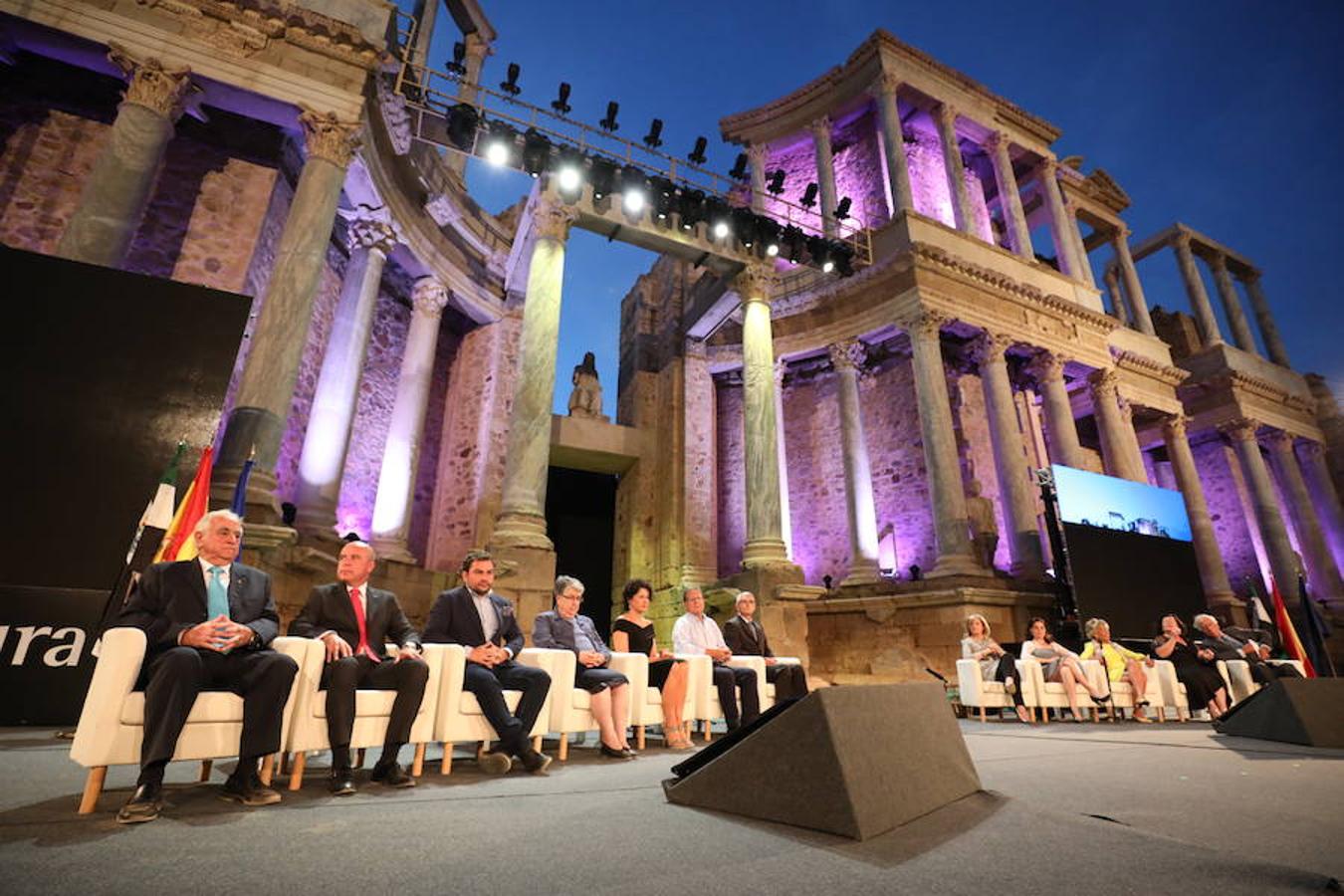 La reivindicación de la figura de la mujer y su importancia en la sociedad, la acción cultural en la región, y la alabanza a las personas que dedican su trabajo a ayudar a los más desfavorecidos han supuesto algunos de los puntos de atención en la ceremonia de entrega de las Medallas de Extremadura 2018