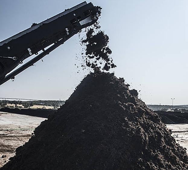 Una vez triturada y mezclada la materia prima, se coloca en pilas de 72 metros de largo y comienza el proceso de creación de abono orgánico, que dura hasta cuatro meses.