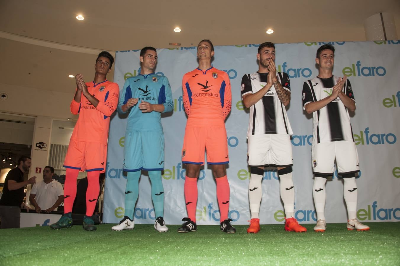 El acto tuvo lugar en el centro comercial El Faro y por allí se dejaron ver todos los estamentos del club blanquinegro para hacer la foto grupal y mostrar en público las nuevas caras de un plantel muy renovado a la órdenes del técnico Patxi Salinas