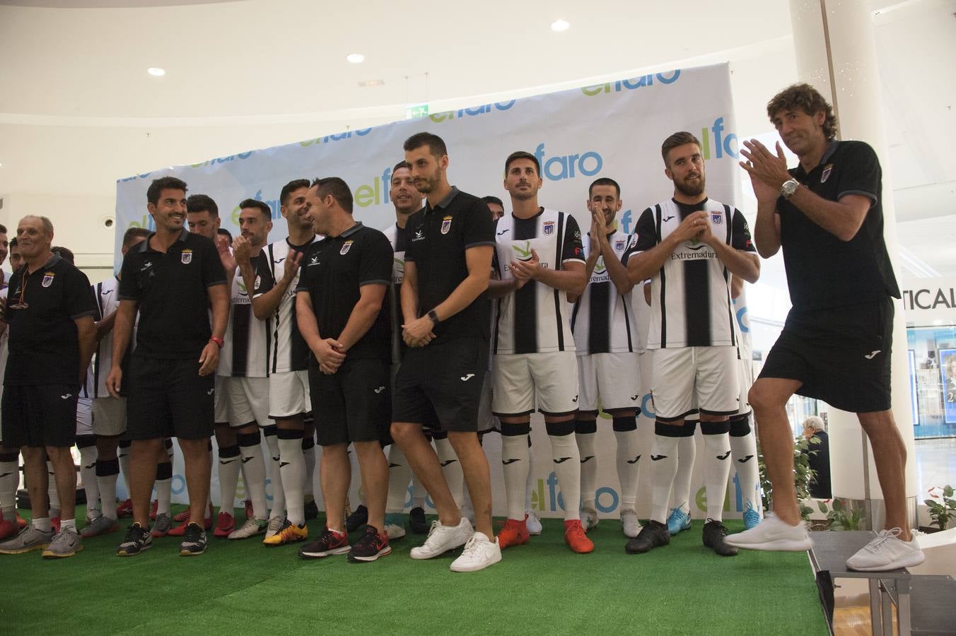 El acto tuvo lugar en el centro comercial El Faro y por allí se dejaron ver todos los estamentos del club blanquinegro para hacer la foto grupal y mostrar en público las nuevas caras de un plantel muy renovado a la órdenes del técnico Patxi Salinas