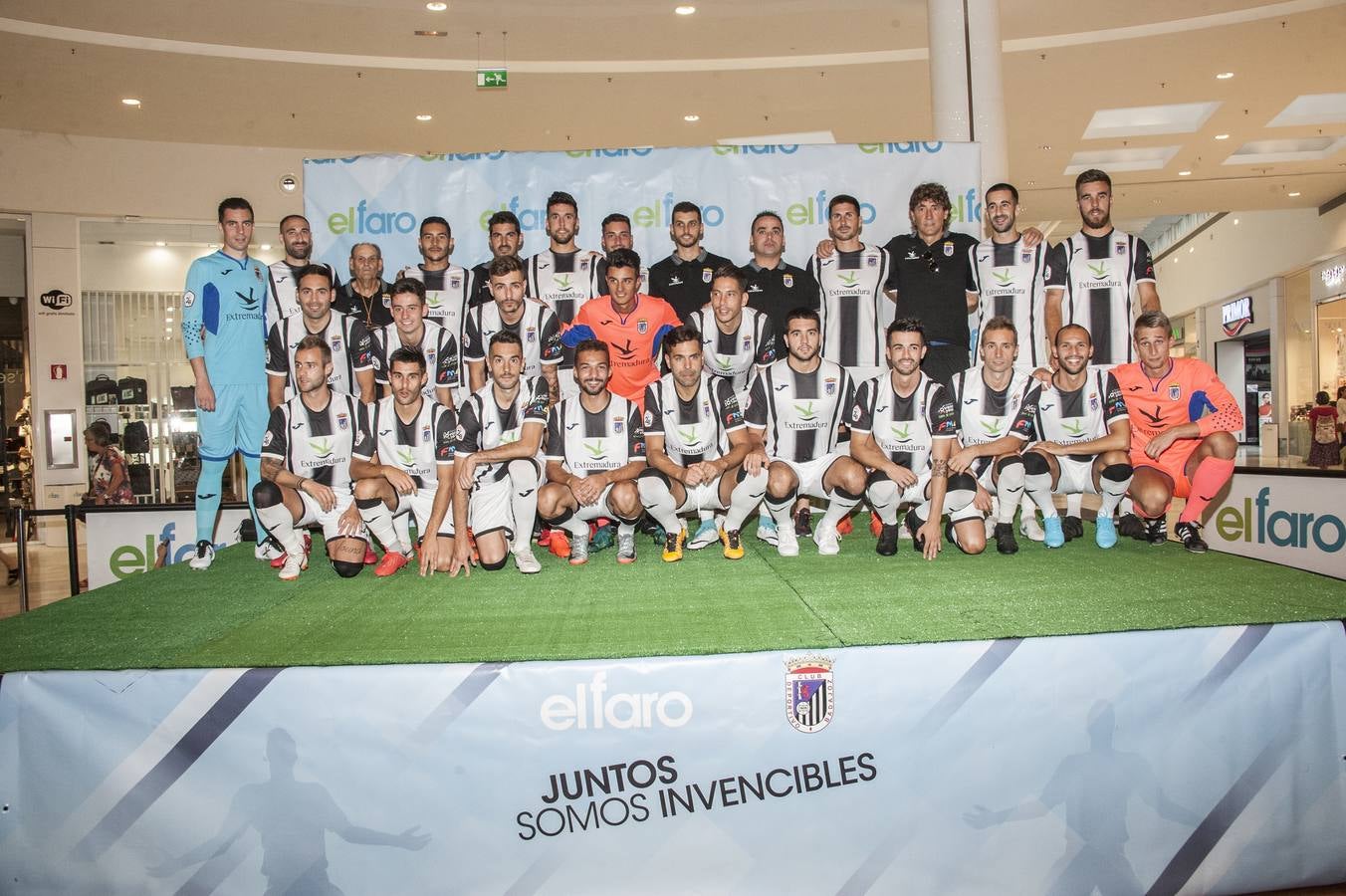El acto tuvo lugar en el centro comercial El Faro y por allí se dejaron ver todos los estamentos del club blanquinegro para hacer la foto grupal y mostrar en público las nuevas caras de un plantel muy renovado a la órdenes del técnico Patxi Salinas