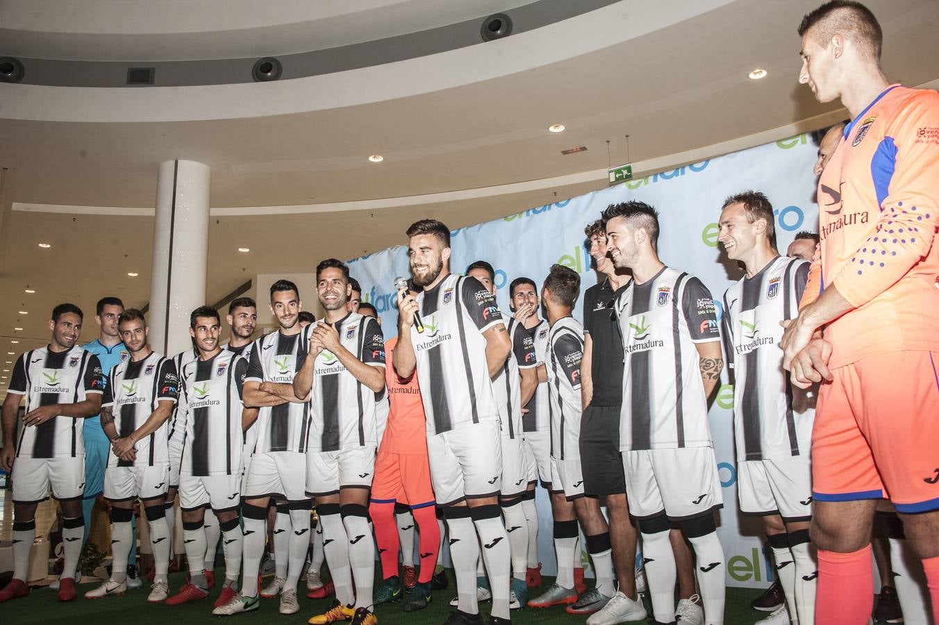 El acto tuvo lugar en el centro comercial El Faro y por allí se dejaron ver todos los estamentos del club blanquinegro para hacer la foto grupal y mostrar en público las nuevas caras de un plantel muy renovado a la órdenes del técnico Patxi Salinas