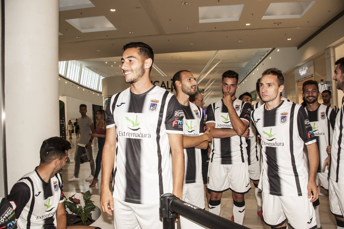 El acto tuvo lugar en el centro comercial El Faro y por allí se dejaron ver todos los estamentos del club blanquinegro para hacer la foto grupal y mostrar en público las nuevas caras de un plantel muy renovado a la órdenes del técnico Patxi Salinas