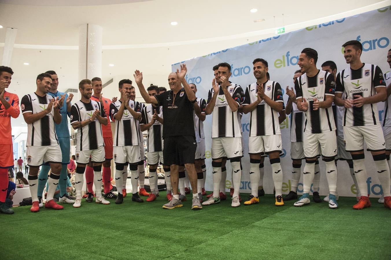 El acto tuvo lugar en el centro comercial El Faro y por allí se dejaron ver todos los estamentos del club blanquinegro para hacer la foto grupal y mostrar en público las nuevas caras de un plantel muy renovado a la órdenes del técnico Patxi Salinas