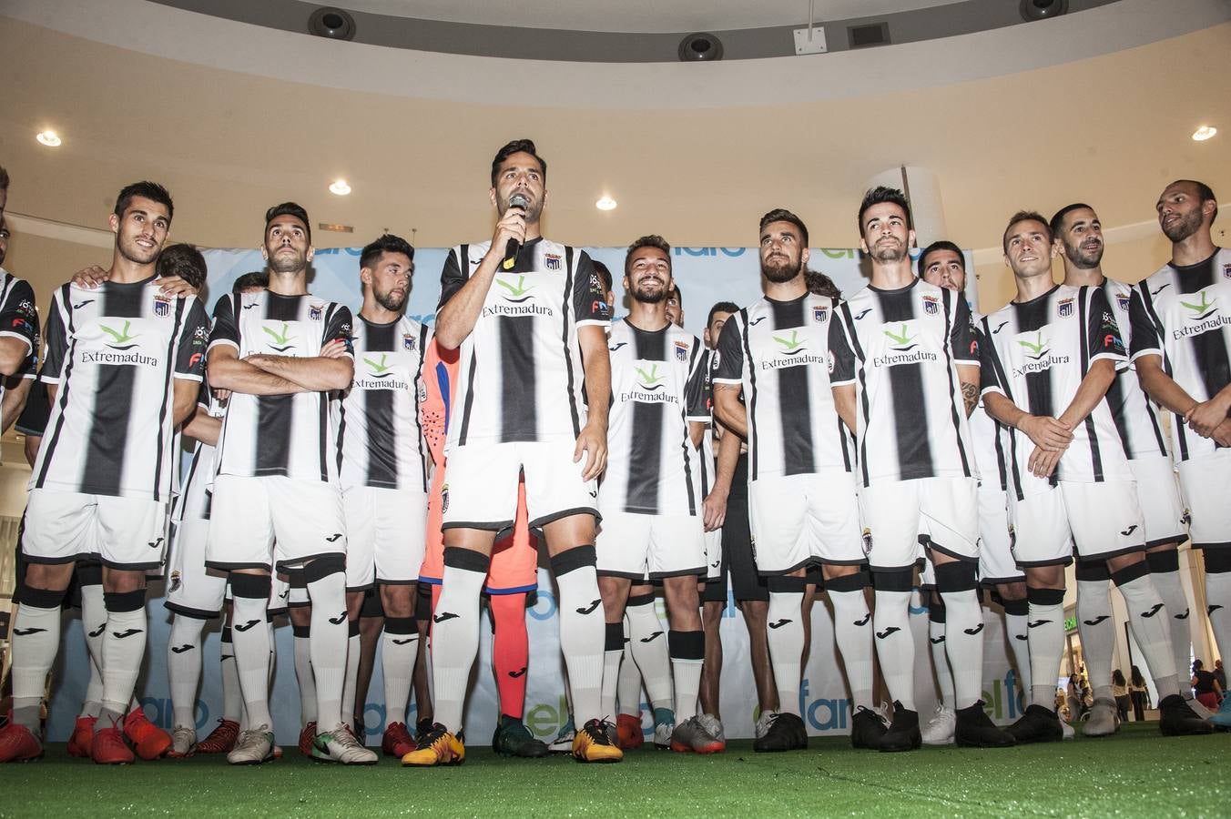 El acto tuvo lugar en el centro comercial El Faro y por allí se dejaron ver todos los estamentos del club blanquinegro para hacer la foto grupal y mostrar en público las nuevas caras de un plantel muy renovado a la órdenes del técnico Patxi Salinas