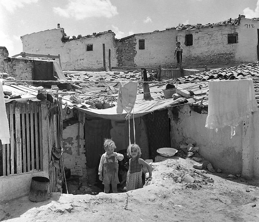 Niños en una chabola en 1956. (Fotografía Juan Pando Barrero/Fototeca Nacional).