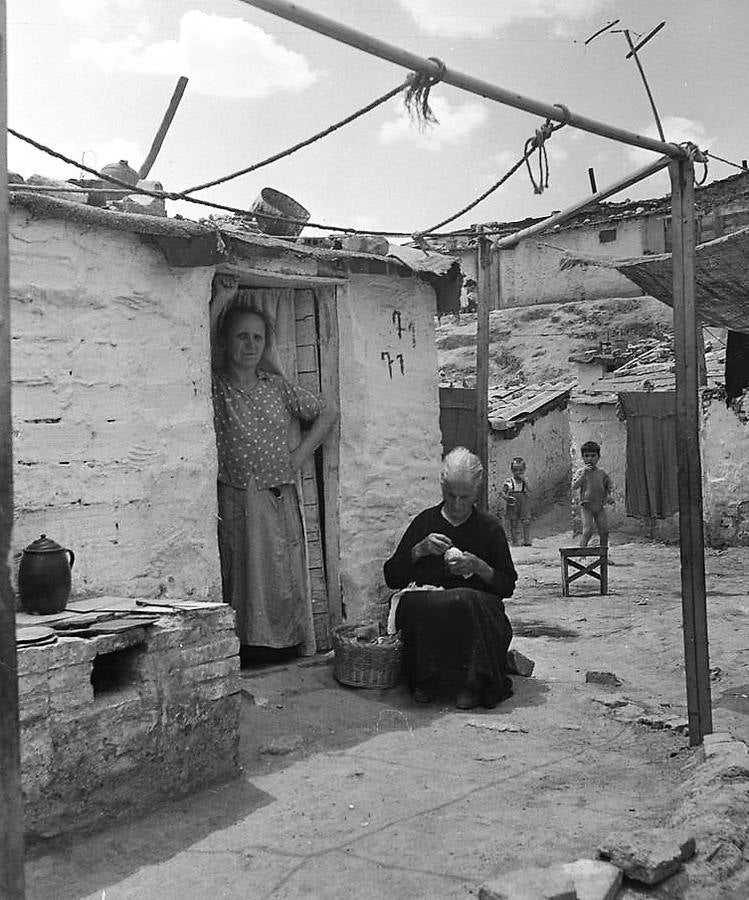 En la entrada de una chabola de ladrillo. (Fotografía Juan Pando Barrero/Fototeca Nacional).