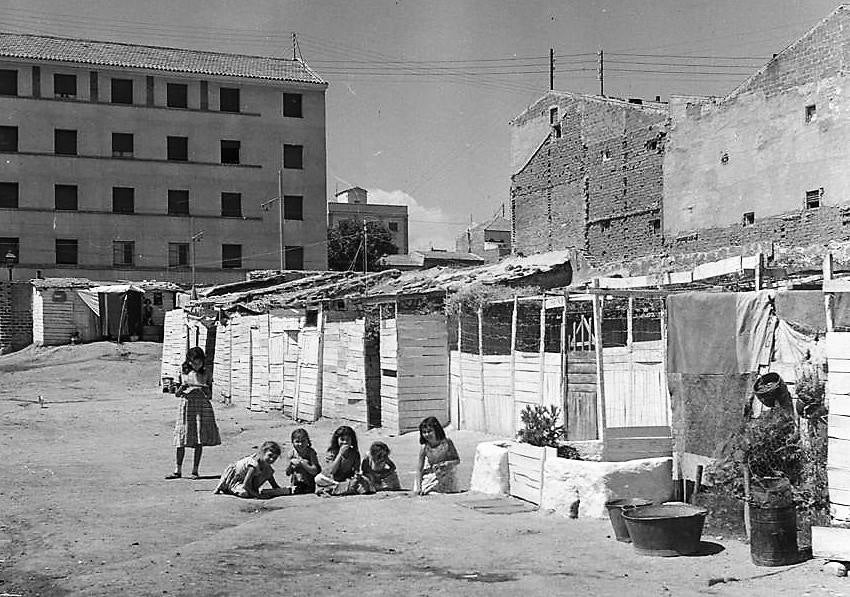 Niños jugando en la zona de chabolas de la carretera de Andalucía. (Fotografía Juan Pando Barrero/Fototeca Nacional).