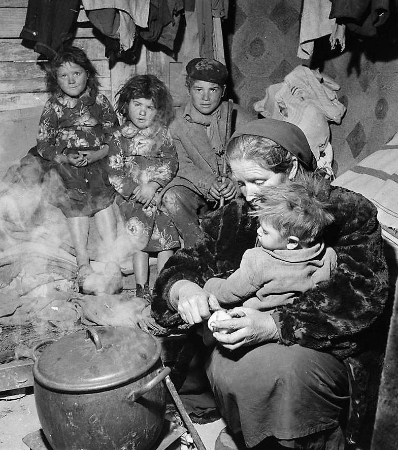 Una mujer prepara la comida en el interior de una chabola. (Fotografía Juan Pando Barrero/Fototeca Nacional).