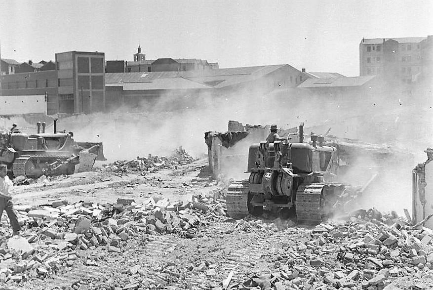 Derribando chabolas en 1957. (Fotografía Juan Pando Barrero/Fototeca Nacional).