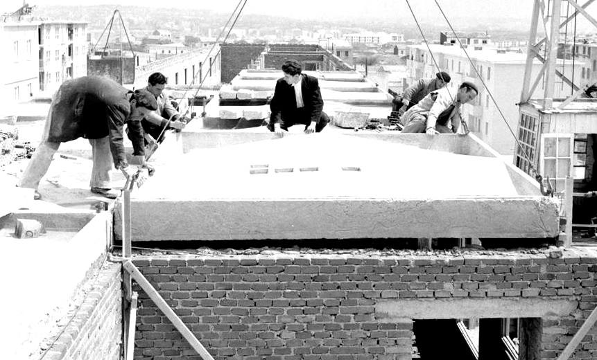 Obreros ponen una cubierta en un bloque de viviendas en Carabanchel en 1957. (Fotografía Juan Pando Barrero/Fototeca Nacional).