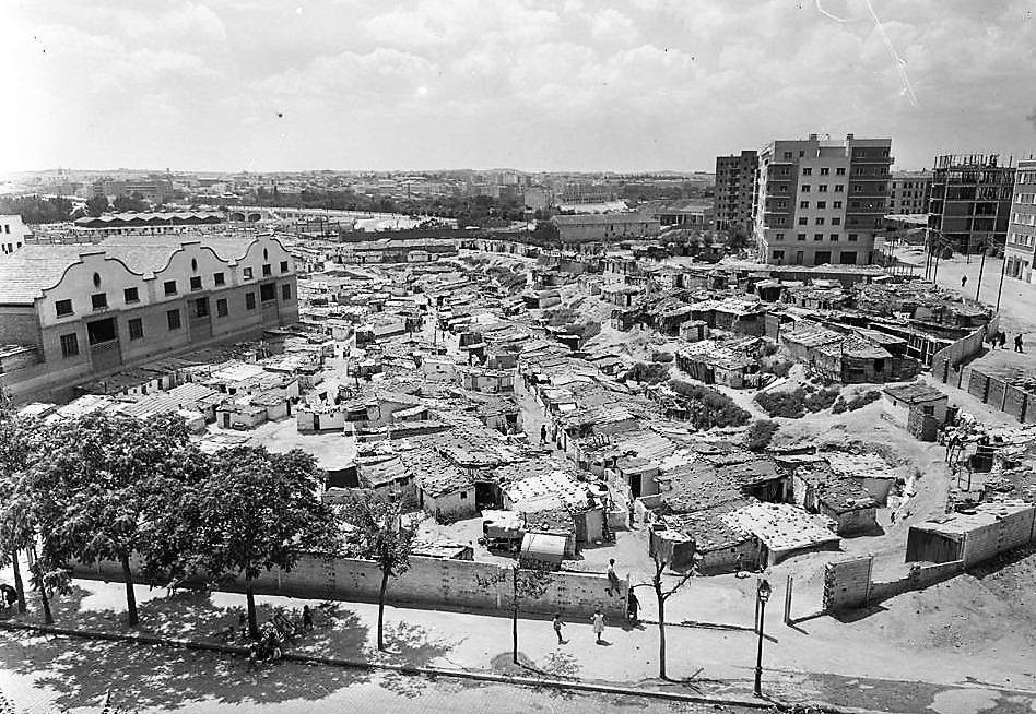 Chabolas en el barrio de Legazpi. (Fotografía Juan Pando Barrero/Fototeca Nacional)