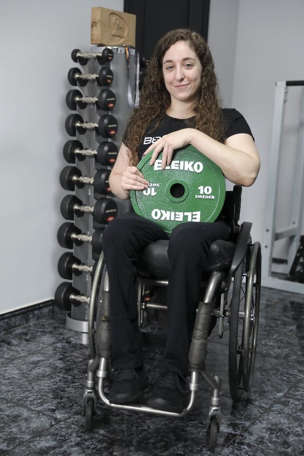 Trabajo. Loida, en su gimnasio, preparándose para un entrenamiento. 