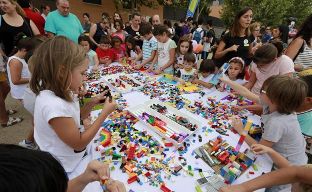 Niños participantes en las fiestas infantiles organizadas por los vecinos de Montesol