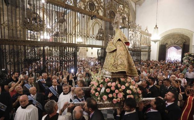 La basílica del Real Monasterio de Guadalupe se llenó de fieles que quisieron estar presentes en la misa en honor a la patrona de Extremadura