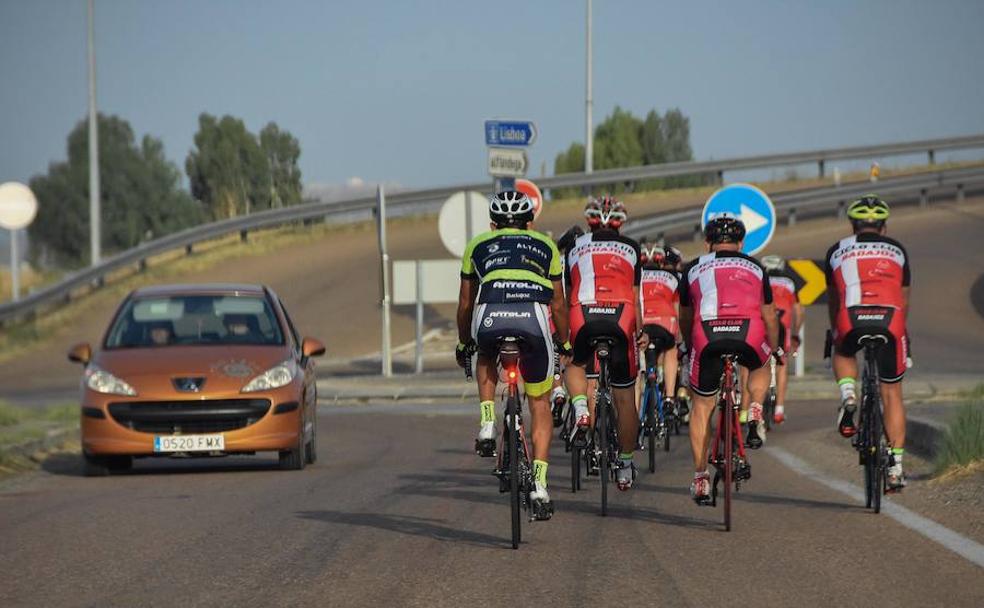 En grupo. Ciclistas aficionados durante una salida de sábado por la mañana en los alrededores de Badajoz.