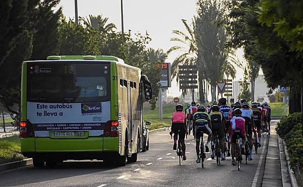 Pelotón del Ciclo Club de Badajoz por la avenida de Elvas en una de sus salidas