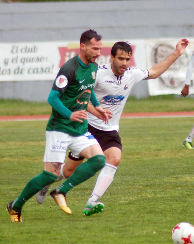 Yony, del Moralo, y Belli del Plasencia, la pasada temporada. :: palma