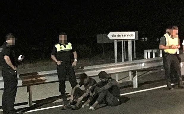 Agentes con los jóvenes marroquíes. :: HOY