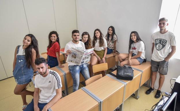 Varios de los alumnos que estudian Periodismo en la facultad de la Alcazaba. :: J. V. Arnelas