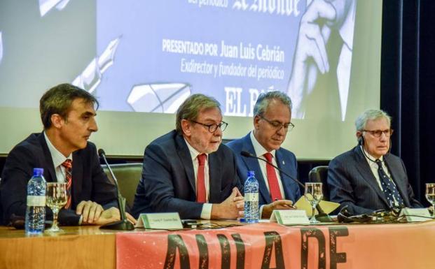 Juan Luis Cebrián y Marie Colombani han participado en la conferencia inaugural del nuevo grado de Periodismo:: 