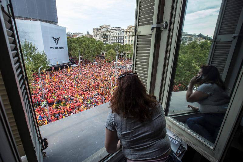 Esteladas, camisetas fluorescentes de color coral patrocinadas por la Asamblea Nacional Catalana (ANC) y lazos amarillos inundan las calles