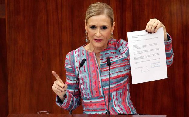 Cifuentes expone documentación sobre su máster. 