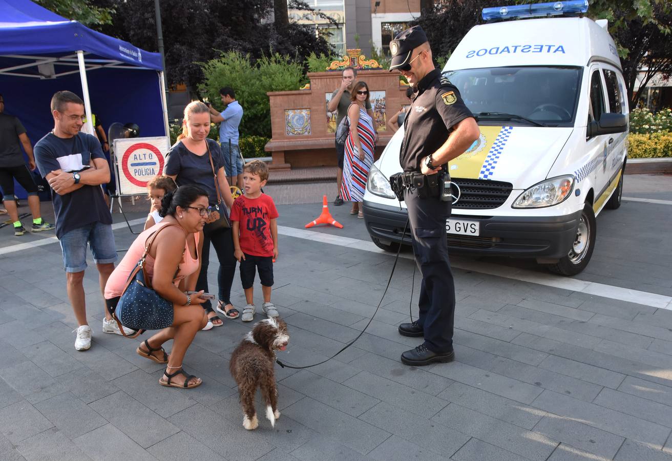 La Policía Local de Badajoz celebró ayer Día de este cuerpo con una exhibición de medios policiales en el Paseo de San Francisco en la que participaron diversas unidades de la Policía Local, Policía Nacional, Guardia Civil y Protección Civil. 