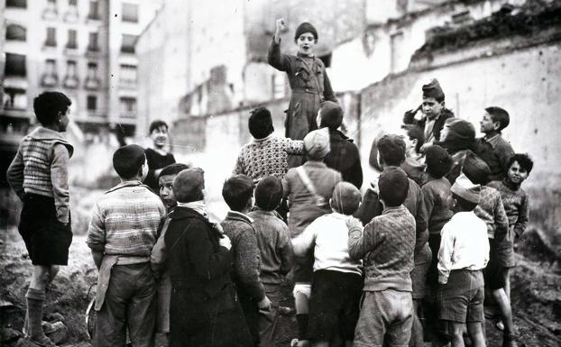 Un niño arengando a otros para hacer trincheras en Madrid, en febrero o marzo de 1939. :: Pando