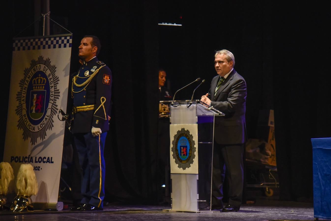 El Teatro López de Ayala ha acogido el acto oficial de entrega de medallas, distinciones y condecoraciones del Día de la Policía Local de Badajoz.