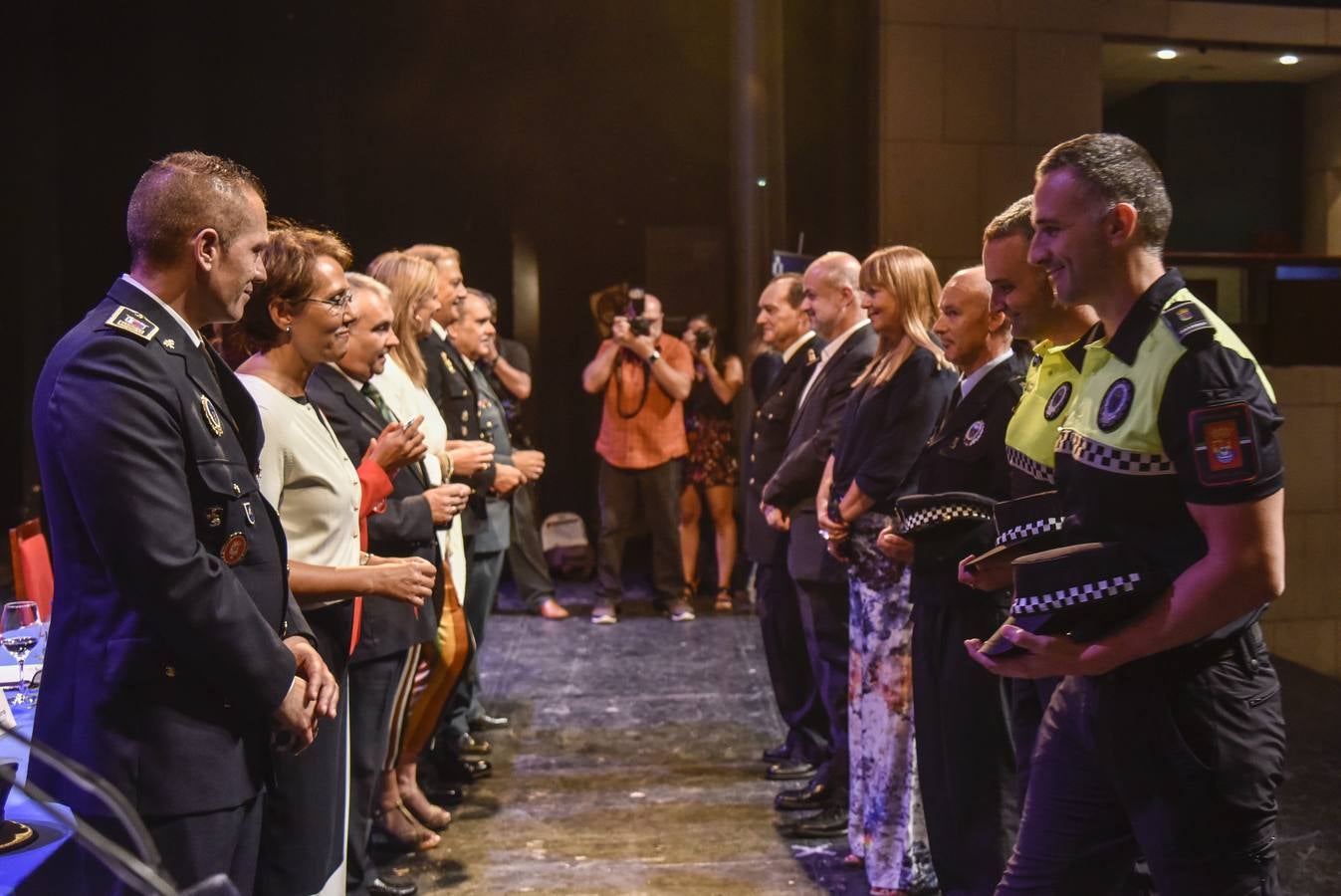 El Teatro López de Ayala ha acogido el acto oficial de entrega de medallas, distinciones y condecoraciones del Día de la Policía Local de Badajoz.