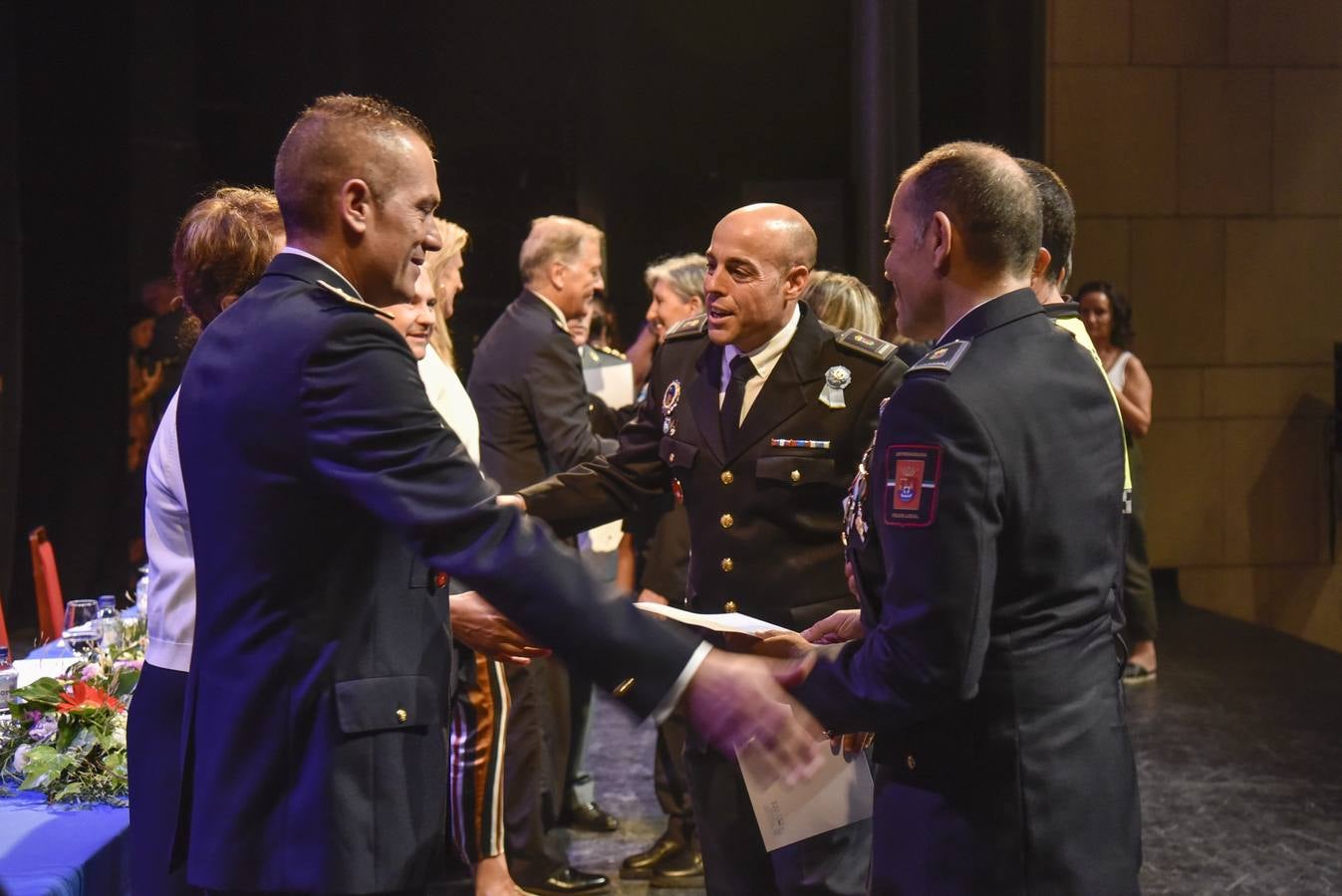 El Teatro López de Ayala ha acogido el acto oficial de entrega de medallas, distinciones y condecoraciones del Día de la Policía Local de Badajoz.