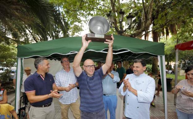 Javier García Guerra fue galardonado con el caldero de honor al mejor cocinero:: L.C.