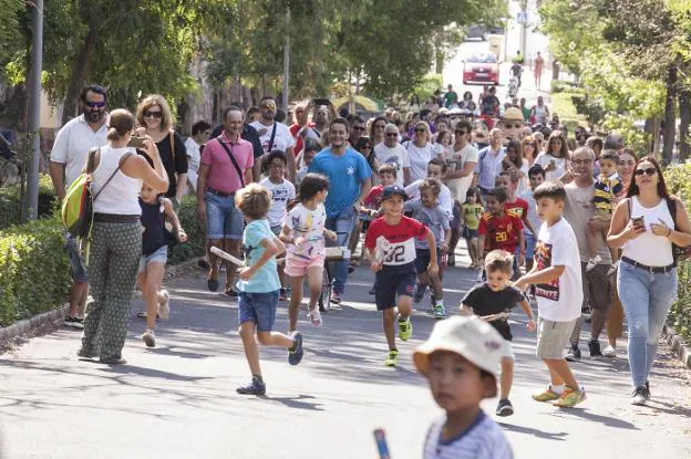 Multitud de niños participaron en un encierro infantil con toro hinchable y carretones. :: jorge rey