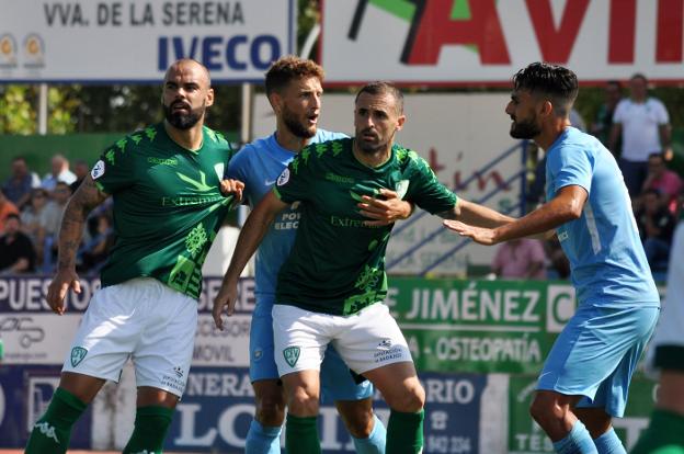 Espín y Esteban Muñoz, agarrados por Núñez, en el partido ante el Ibiza. :: e. d.