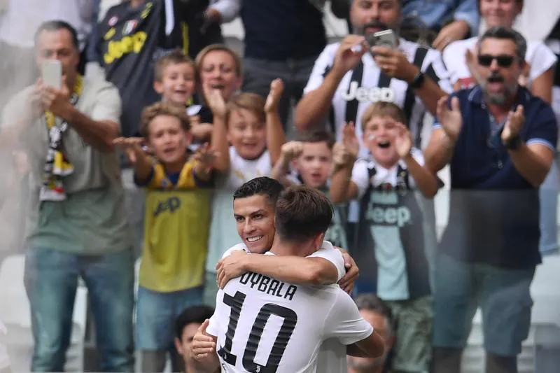 Cristiano se abraza con Dybala tras uno de los goles.