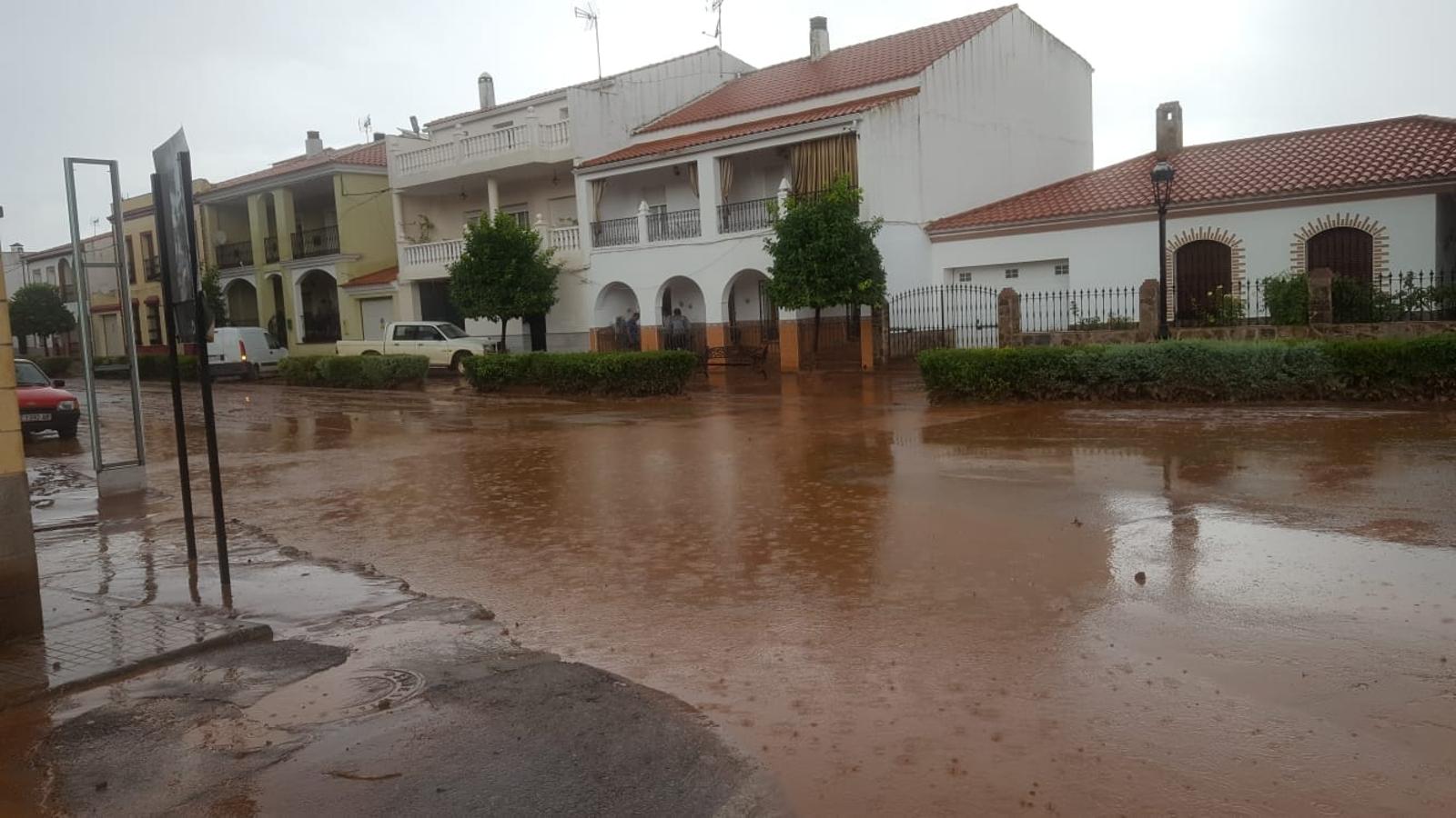 Los vecinos llevan retirando lodo desde poco después de las cuatro de la tarde