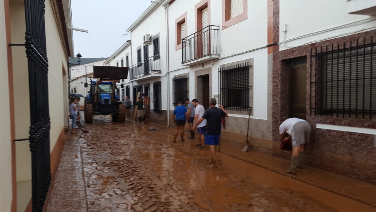 Los vecinos llevan retirando lodo desde poco después de las cuatro de la tarde