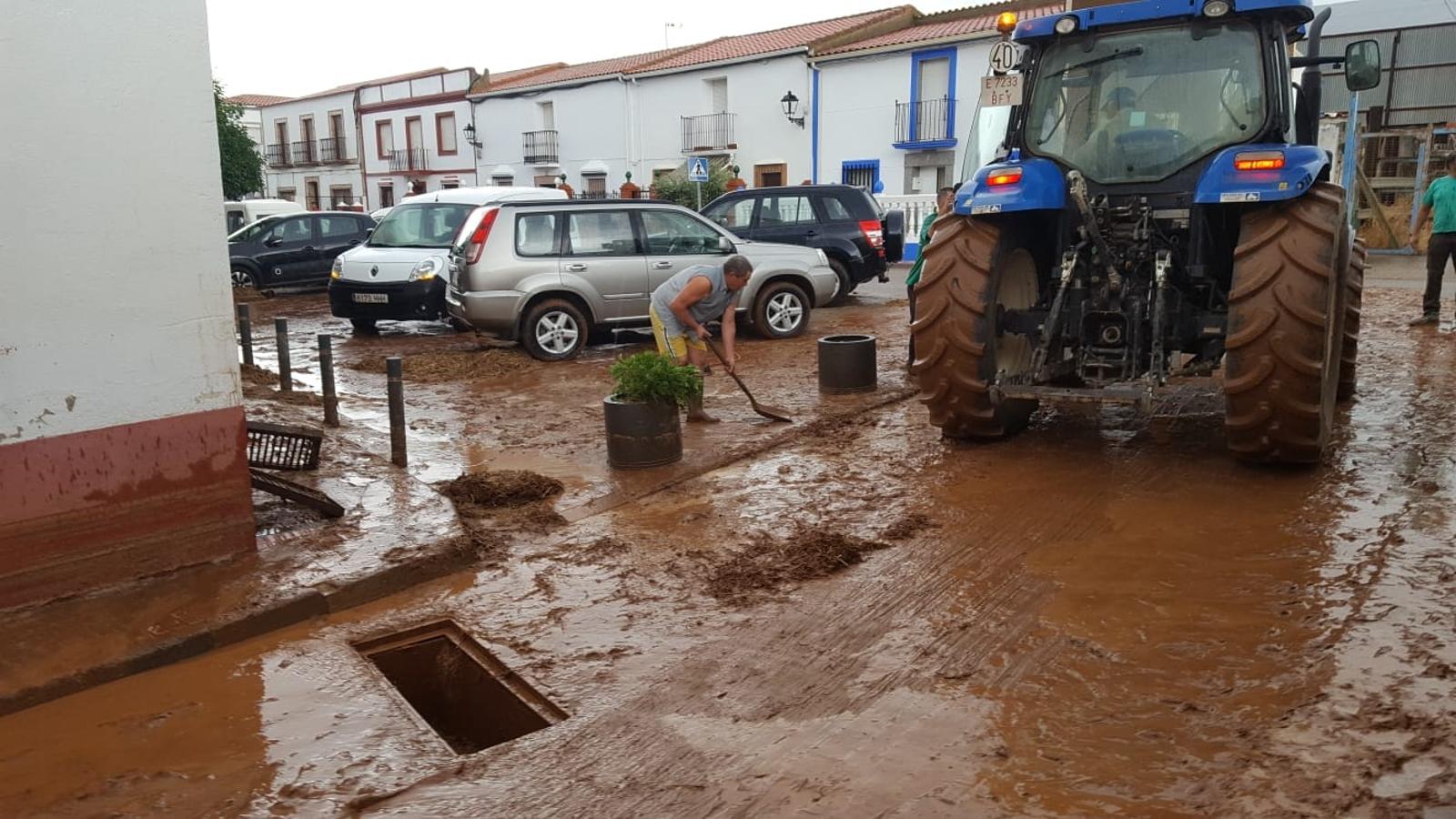 Los vecinos llevan retirando lodo desde poco después de las cuatro de la tarde