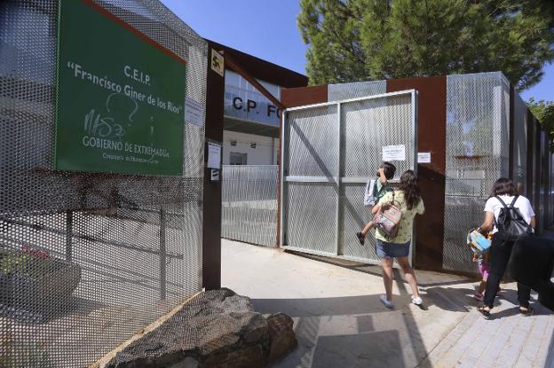 Puerta de entrada del colegio Francisco Giner de los Ríos. :: j. m. romero