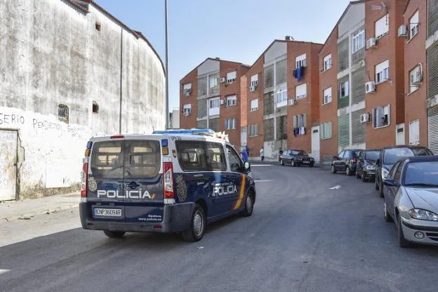 La Policía Nacional reforzó ayer la seguridad en la calle donde se produjo el tiroteo. :: J.V. ARNELAS