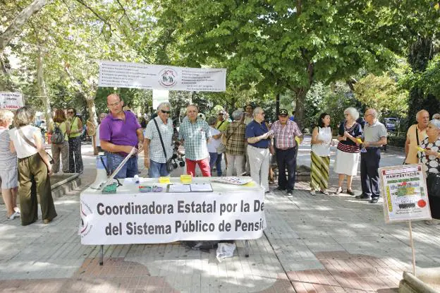 Los manifestantes clamaron en Cánovas por la revalorización automática de las pensiones. :: A. Méndez