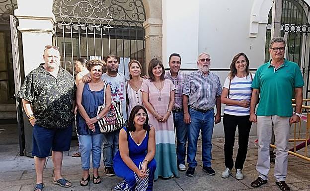 Militantes de la Agrupación Socialista Morala junto a la alcaldesa 