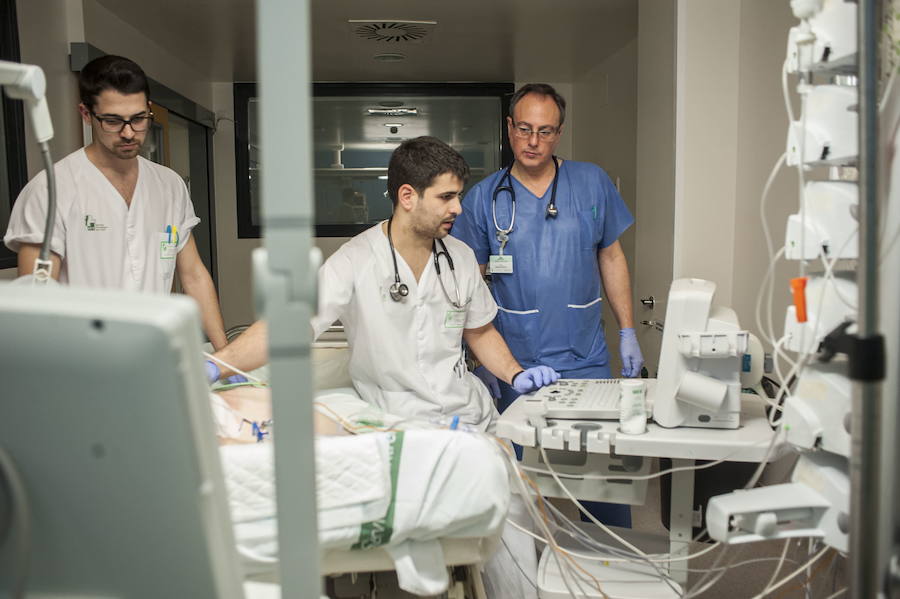 Personal del SES atiende a un paciente en el Hospital Infanta Cristina de Badajoz. :: 