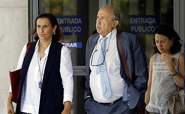 El catedrático Enrique Álvarez Conde en una imagen tomada en Madrid. :: hoy