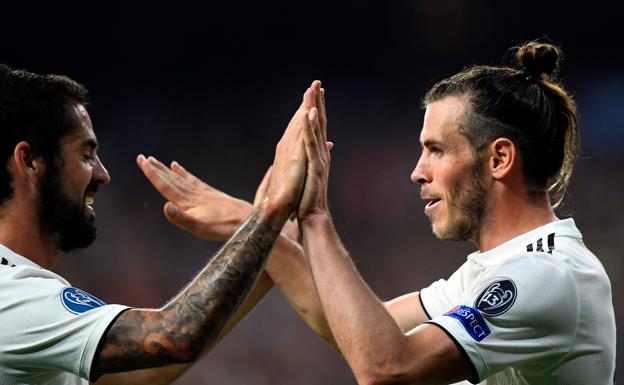 Isco y Bale celebran uno de los goles del Real Madrid a la Roma 