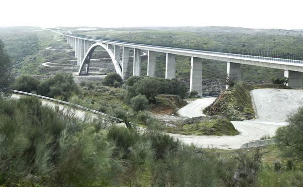 Vista del viaducto sobre el río Almonte:. HOY