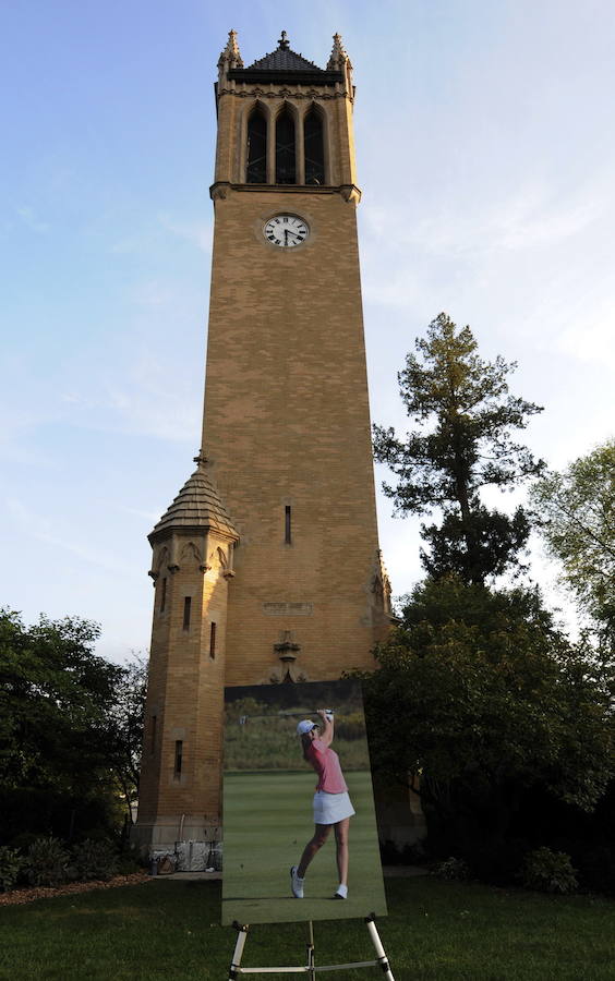 Cienteos de estudiantes, profesores y compañeros de Celia BArquín quisieron despedirse de la golfista española asesinada en una emotiva vigilia. 