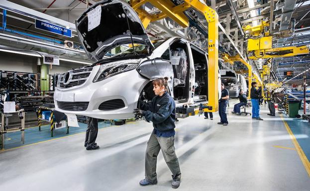 Línea de producción en una fábrica de coches.