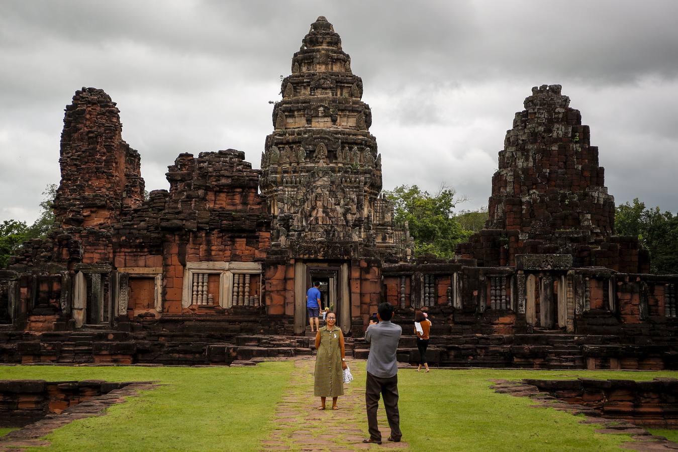 Situada a unos 300 kilómetros al noreste de Bangkok y 260 kilómetros al noroeste de Angkor, Phimai era una antigua ciudad jemer rodeada por todos lados por fosos y muros que lo rodeaban, de los cuales aún quedan vestigios. Situado en el centro de la ciudad, Prasat Phimai era un santuario budista Mahayana originalmente construido en el siglo 11 después de que una gran parte del Reino Budista de Dhvaravadi fue conquistada. Ahora es conocido como Prasat Hin Phimai o Phimai Stone Castle y es el mayor santuario de arenisca en Tailandia, mide más de 1,000 metros de largo y 600 metros de ancho y su pagoda principal tiene una impresionante altura de 28 metros